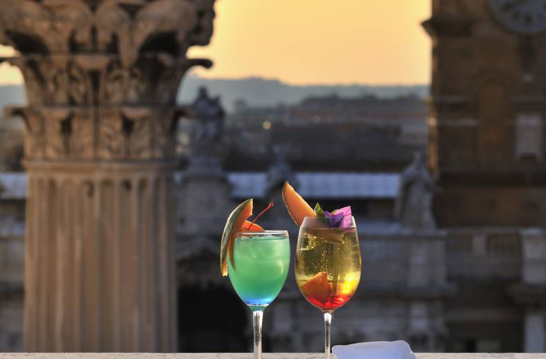 Disfrute de un delicioso cóctel y aperitivos mientras observa el atardecer sobre el centro histórico ... Hotel Mecenate Palace Roma