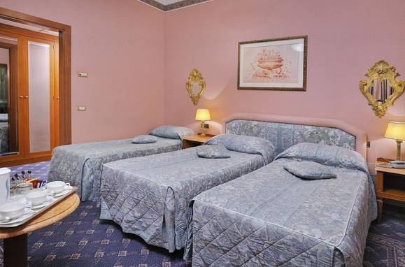 Habitación triple Hotel Mecenate Palace Roma Habitación triple Hotel Mecenate Palace Roma