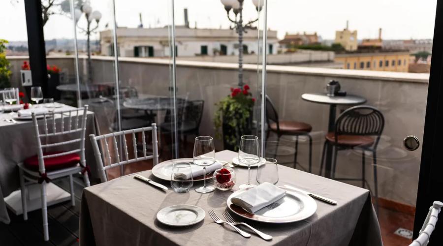 La Terrazza dei Papi: la Azotea con una Vista Única de Roma Hotel Mecenate Palace La Terrazza dei Papi: la Azotea con una Vista Única de Roma Hotel Mecenate Palace